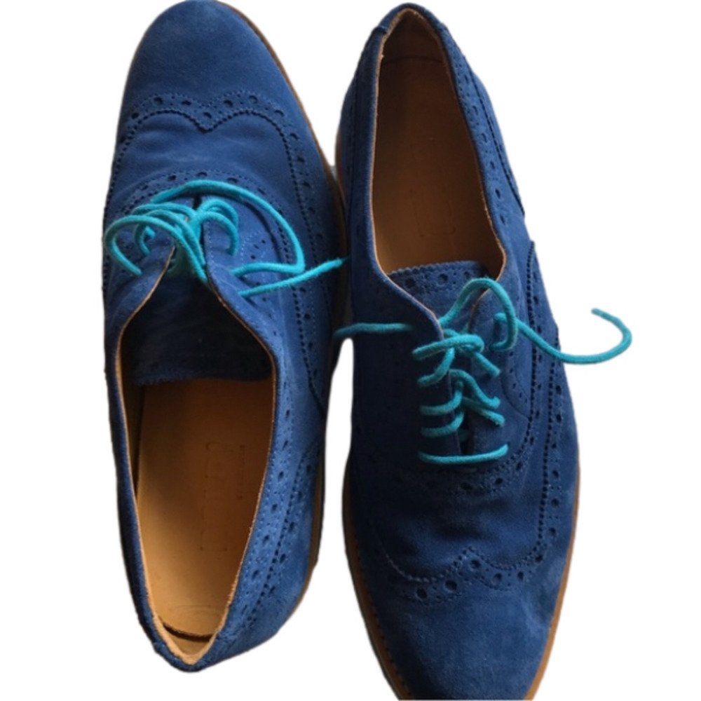 Electric Blue coloured wingtip shoes. Bold brand. Size 9. Suede.